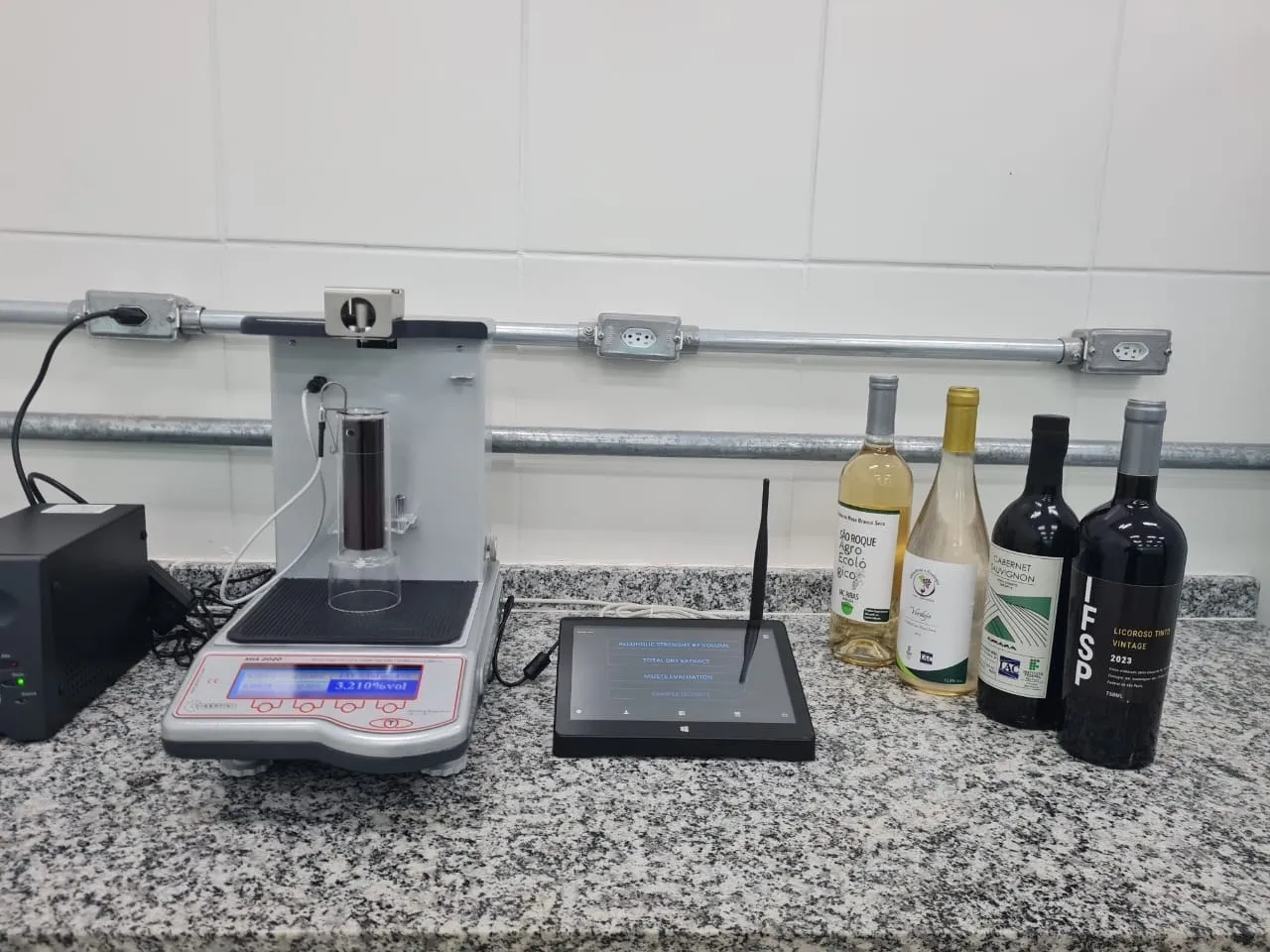 Balança hidrostática e computador com software para análise ALCOSOFT3
